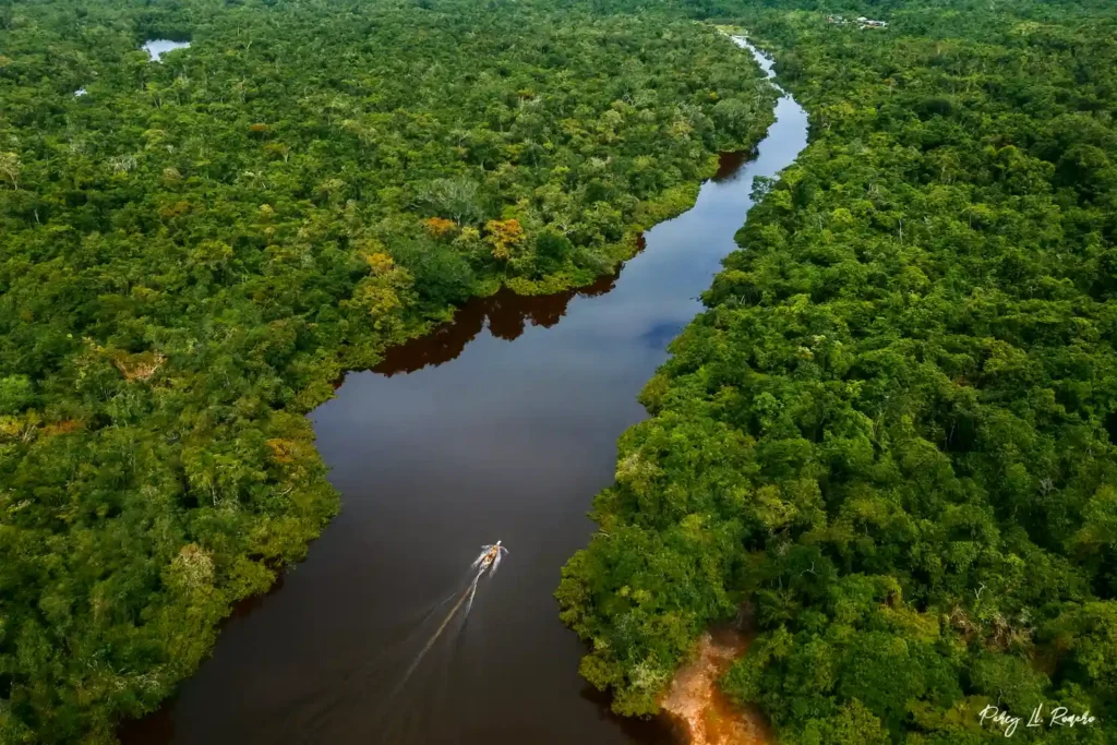 El río amazonas es unos de los lugares turísticos de la selva peruana