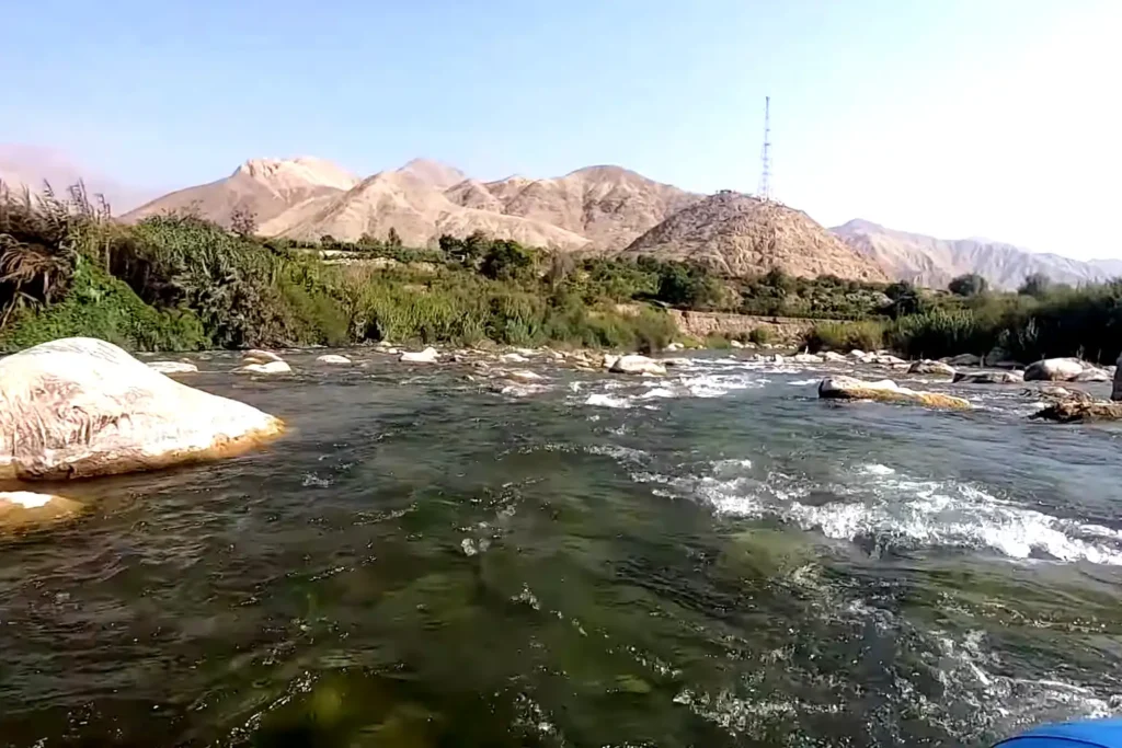 Río de Lunahuaná con vegetación y montañas al fondo, uno de los lugares turísticos de Cañete