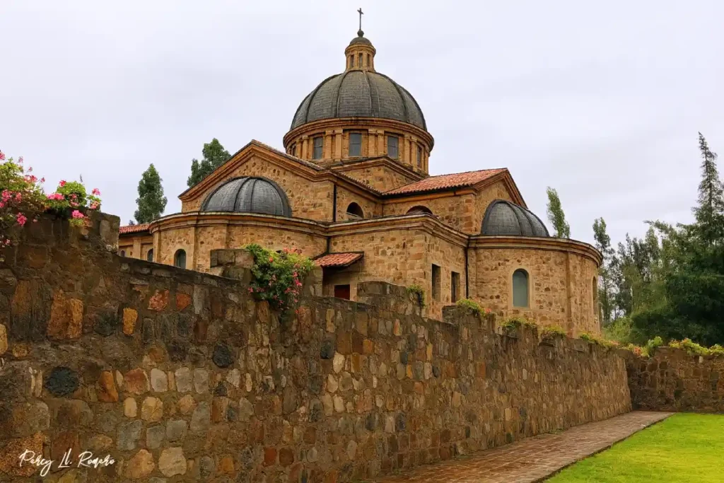 Santuario de Pomallucay entre montañas verdes