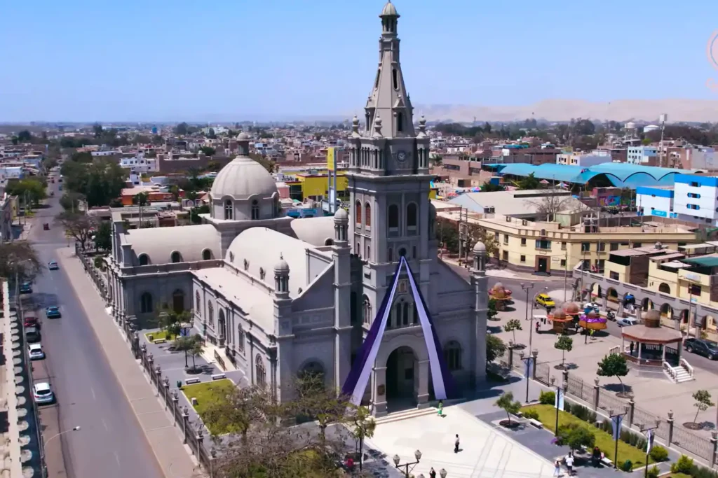 Santuario del Señor de Luren en Ica, con arquitectura neorrománica