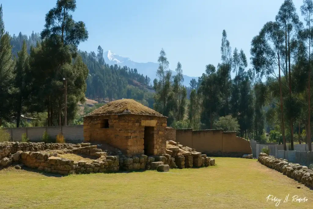 Restos de construcciones preincaicas del sitio arqueológico de Waullac en Huaraz