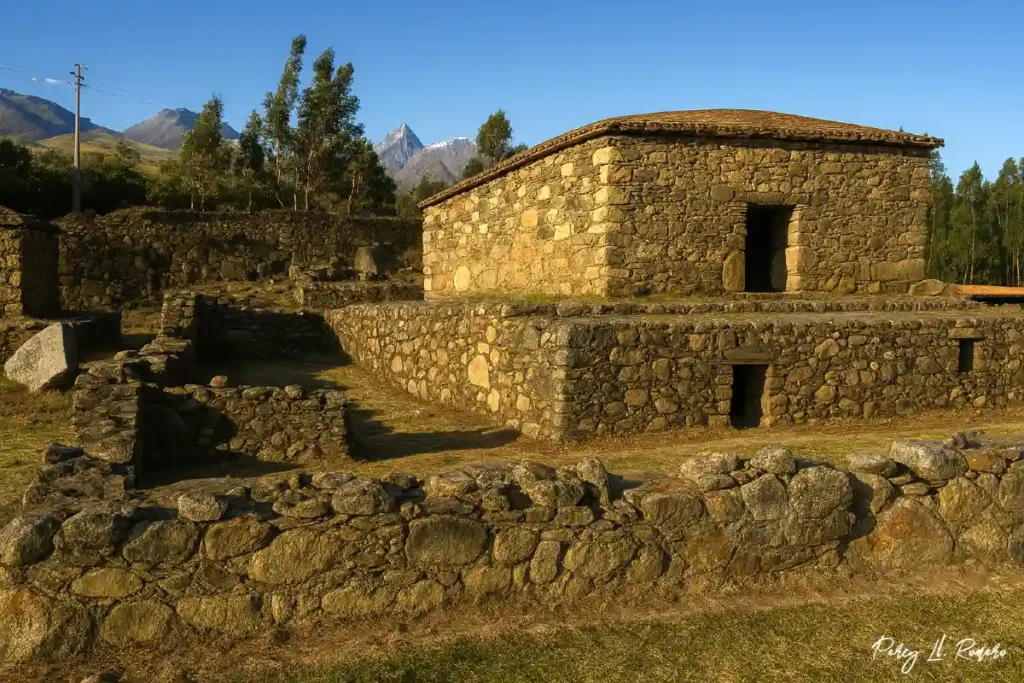 Construcciones de piedra del complejo arqueológico de Willkawain en Huaraz