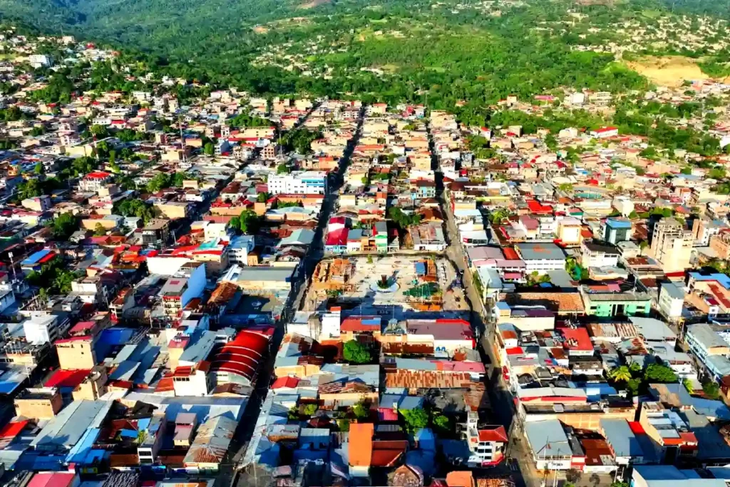 Vista aérea de la ciudad de Tarapoto con su trama urbana ordenada, zonas verdes y rodeada por la exuberante selva de San Martín, Perú.