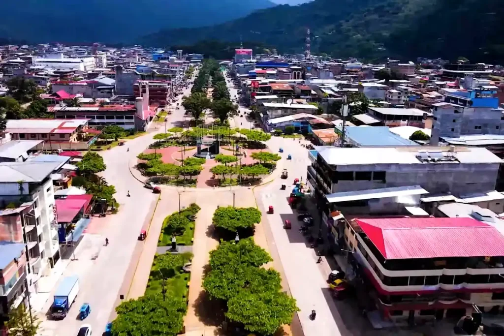 Vista aérea de Tingo María con su alameda central, zonas urbanas y las montañas verdes de la selva alta en Huánuco, Perú.