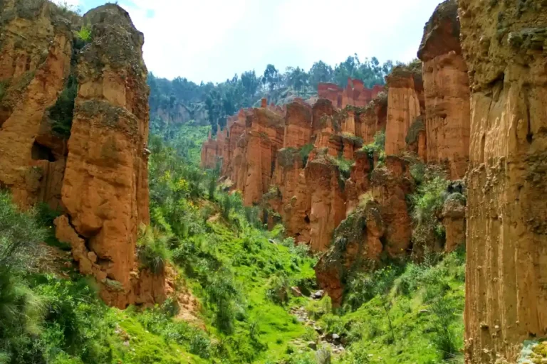 Paisaje de formaciones rocosas Torre Torre en Huancayo