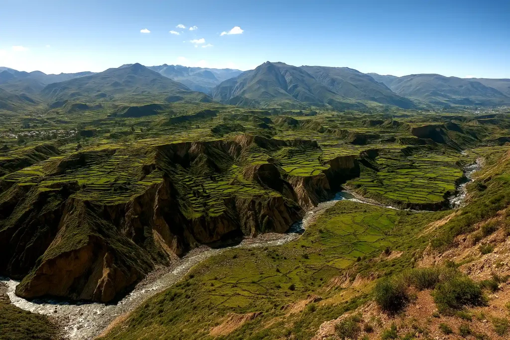 Vista panorámica del valle del Colca con andenes y montañas al fondo — turismo en Arequipa Perú.
