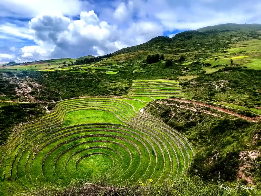 El Valle Sagrado de los Incas en Cusco es uno de los lugares turísticos de la región sierra con andenes y ríos andinos