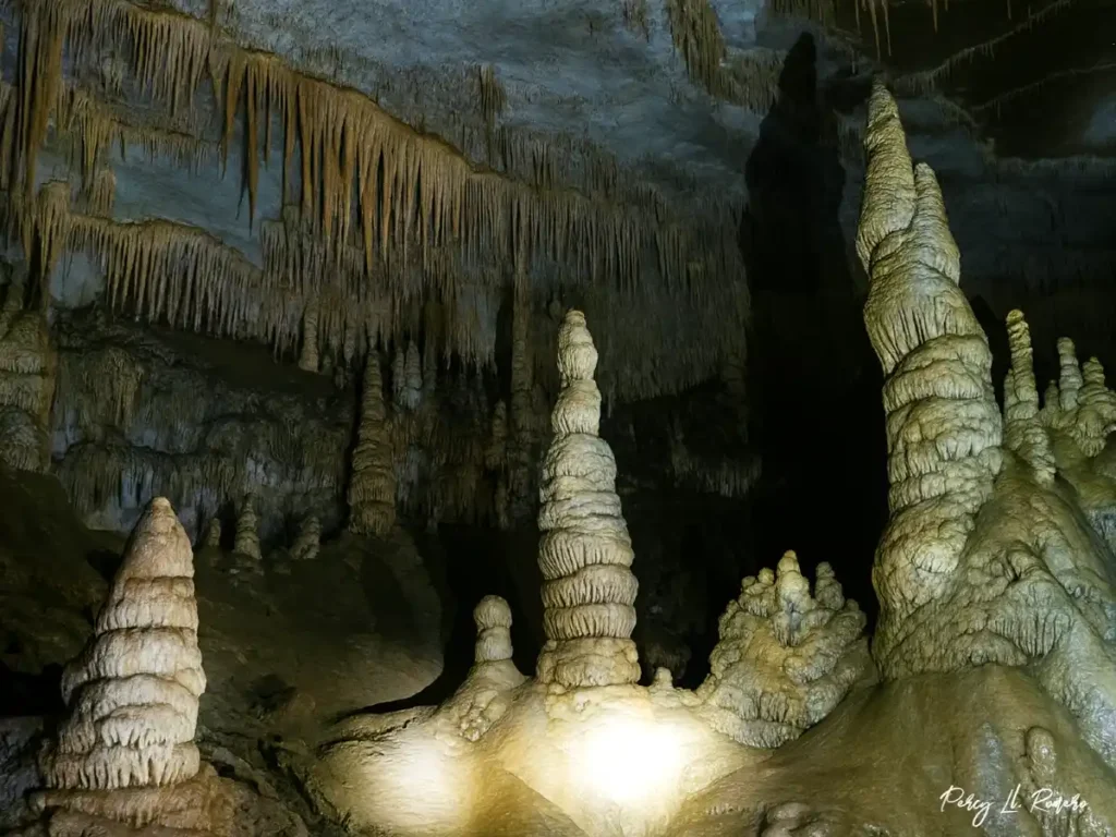 Grutas con formaciones de estalactitas son paisajes de la selva peruana