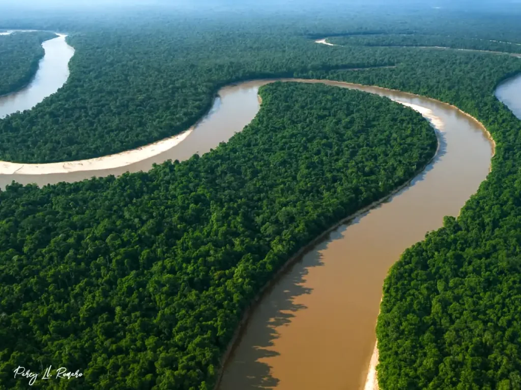 Ríos navegables como el Amazonas forma parte de los paisajes de la selva peruana