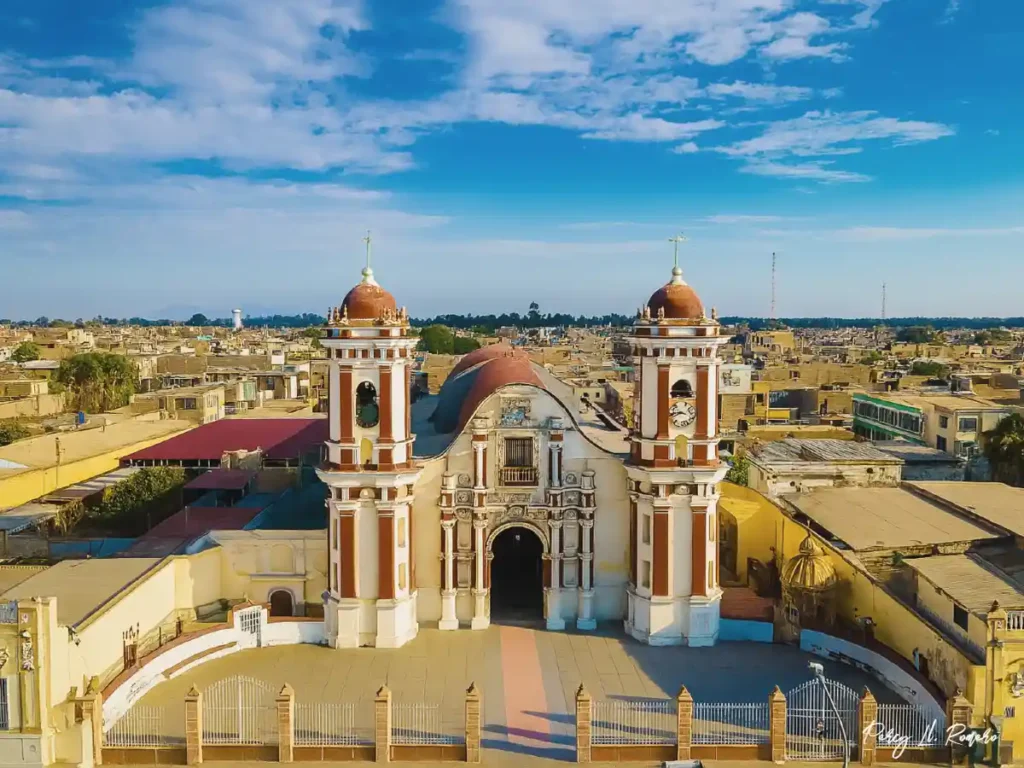 Vista de la catedral de Ferrañafe en Lambayeque