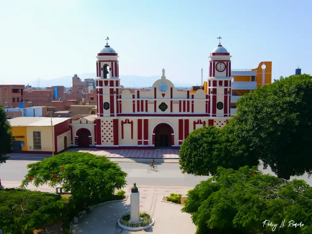 Vista de la catedral en Monsefú, Lambayeque