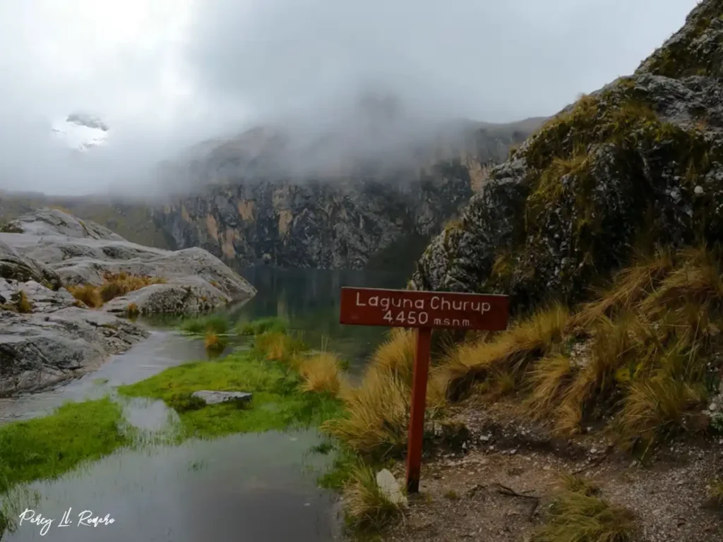 Vista panorámica de la laguna churup en invierno