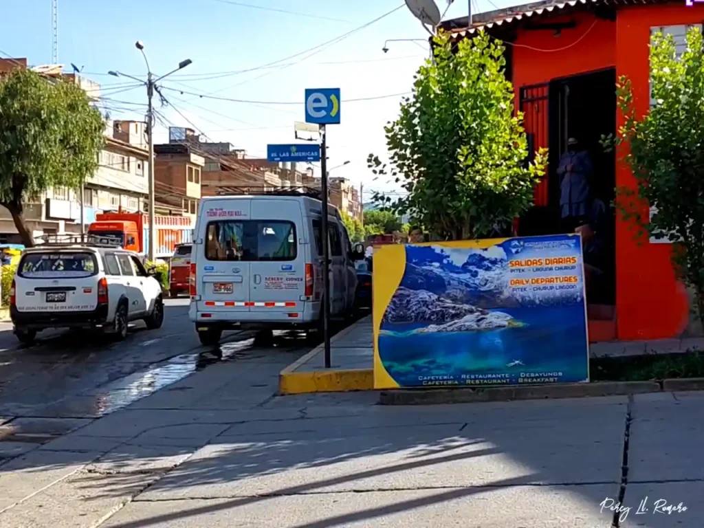 Paradero de combi en Huaraz rumbo a Pitec Churup