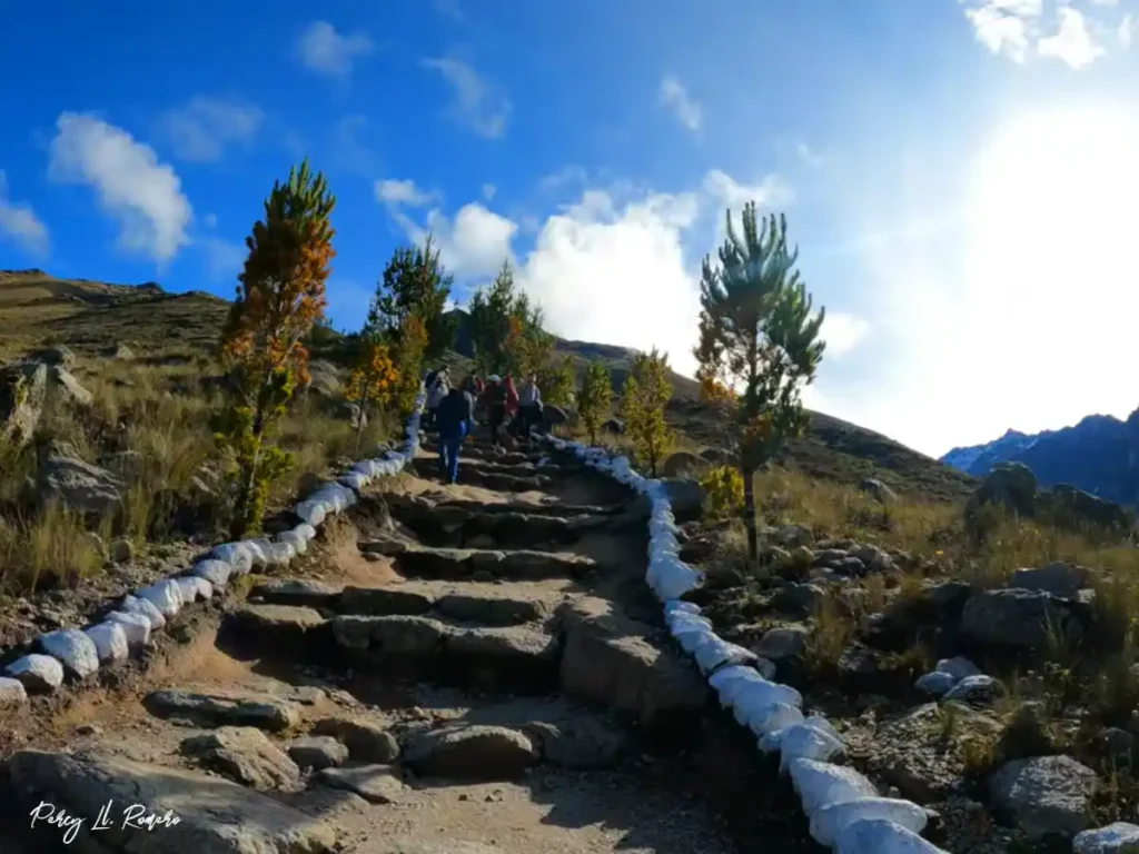Escaleras de piedra sende a la laguna churup