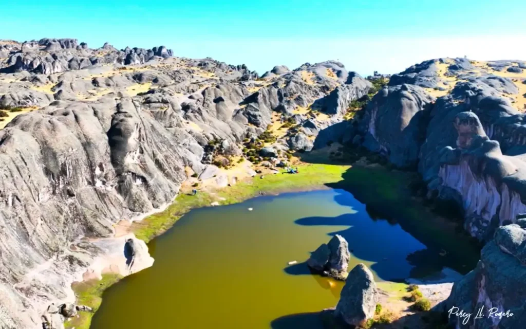 Vista área laguna en Marcahuasi