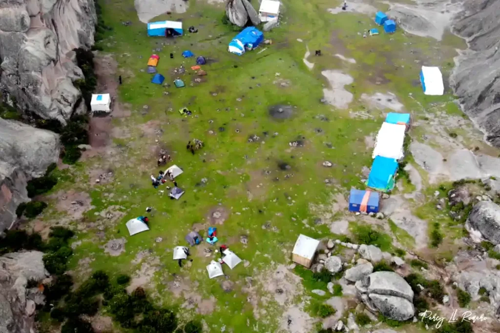 Vista aérea de un campamento en Marcahuasi